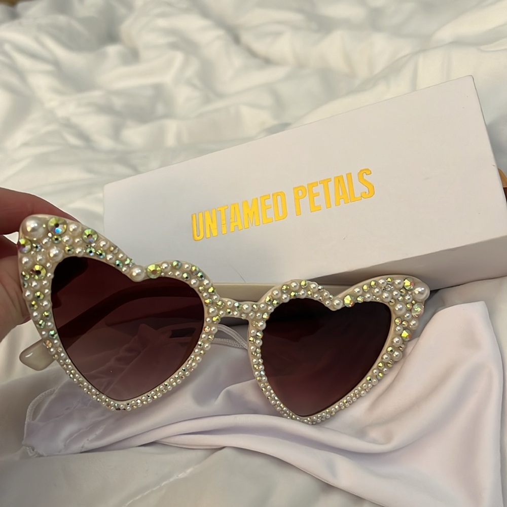 New untamed petals white sunglasses